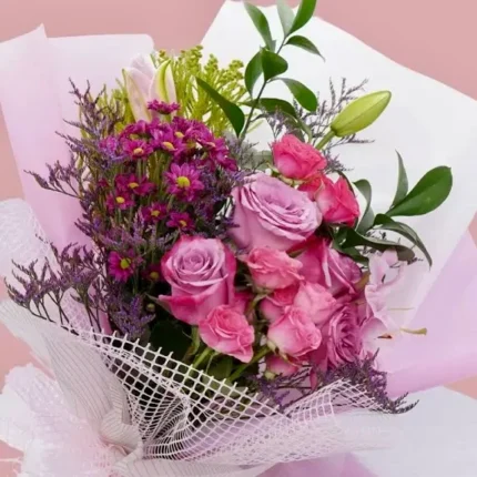 باقة أكاليل الورد – باقة ورد طبيعي وردي مع أقحوان أبيض