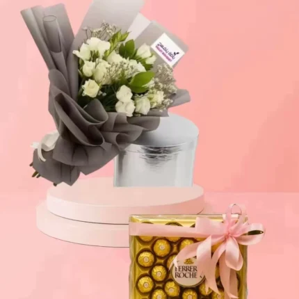 باقة ضوء القمر مزيج من الوان الورد الأبيض وبراعم الورد مع باتشي او فيريرو