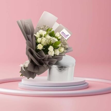 باقة ضوء القمر – ورد أبيض ناعم وبراعم ورد هدية راقية