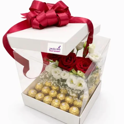 بوكس المفاجأة بوكس شفاف داخله زهور الجوري مع الستوما و الجيبسوفيلا وشوكلاته فيريرو