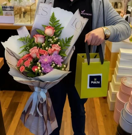 باقة مميزة نابضة بالحياة مع شوكولاتة باتشي او فيريرو او البستاني او أنوش