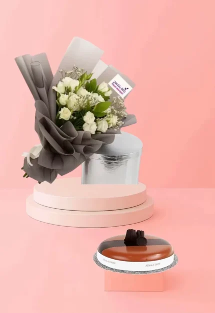 باقة ضوء القمر مزيج من الوان الورد الأبيض وبراعم الوردمع كيكة اني داني الصغيرة