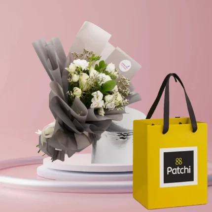 باقة ضوء القمر مزيج من الوان الورد الأبيض وبراعم الورد مع باتشي او فيريرو