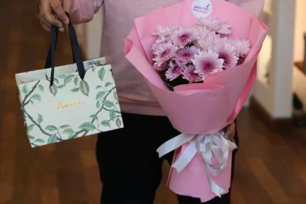 باقة السحر الوردي / ورد الاقحوان او الكريز مع شوكلاتة فيريرو روشية او شوكولاته انوش