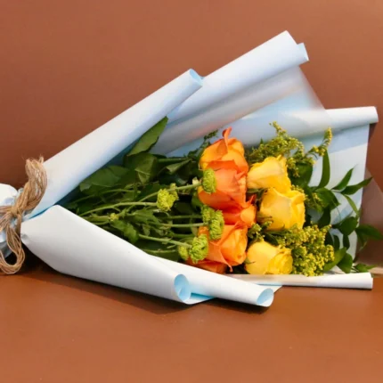 باقة شمس وهدوء – باقة ورد أصفر وبرتقالي نابضة بالحياة