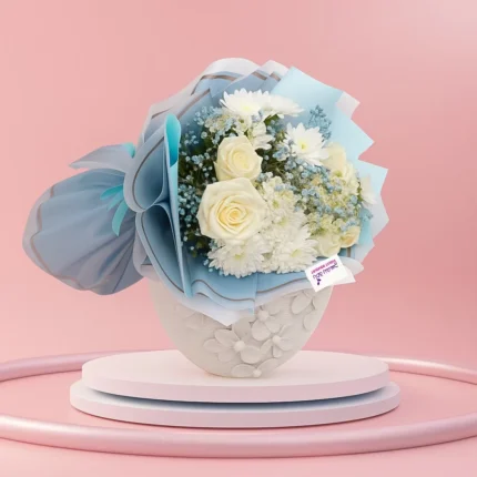 باقة ورد أبيض وأقحوان بتغليف أزرق باقة فقط