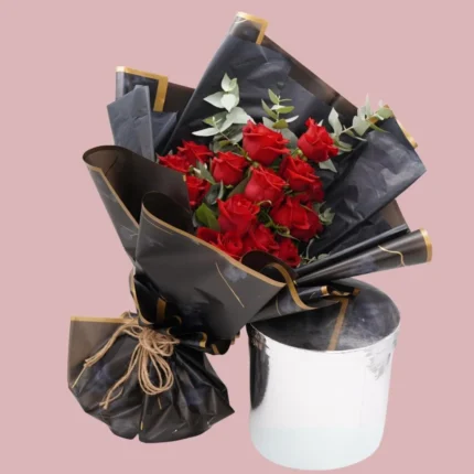 باقة ورد أحمر بتغليف أسود – هدية ورد فاخرة للمناسبات الخاصة