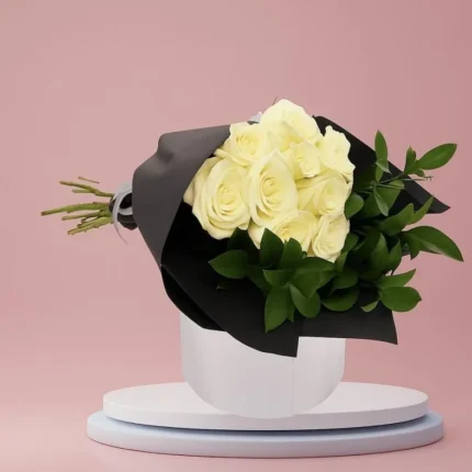 باقة ورد ابيض - أناقة نقية مع 10 ورود بيضاء