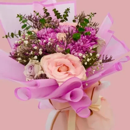 رقصة ألوان الربيع – باقة ورد طبيعية مع ورود وجبسوفيليا وأوكالبتوس