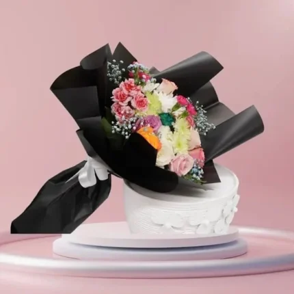 باقة ورد متعددة الألوان – تغليف أسود فخم لهدية مميزة