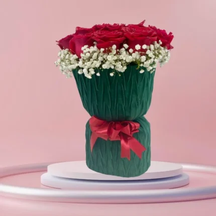 تحفة رومانسية – باقة ورد أحمر أنيقة مع زهور بيضاء