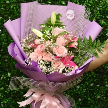 جمال وردي – باقة ورد وردي مع زنابق وأقحوان أنيقة